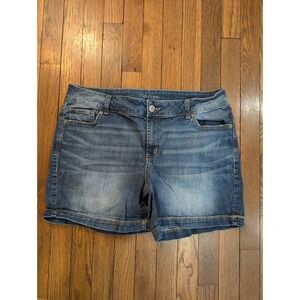 Maurices Womens 14W Medium Wash Denim Walking Shorts Stretch Mid Rise Blue